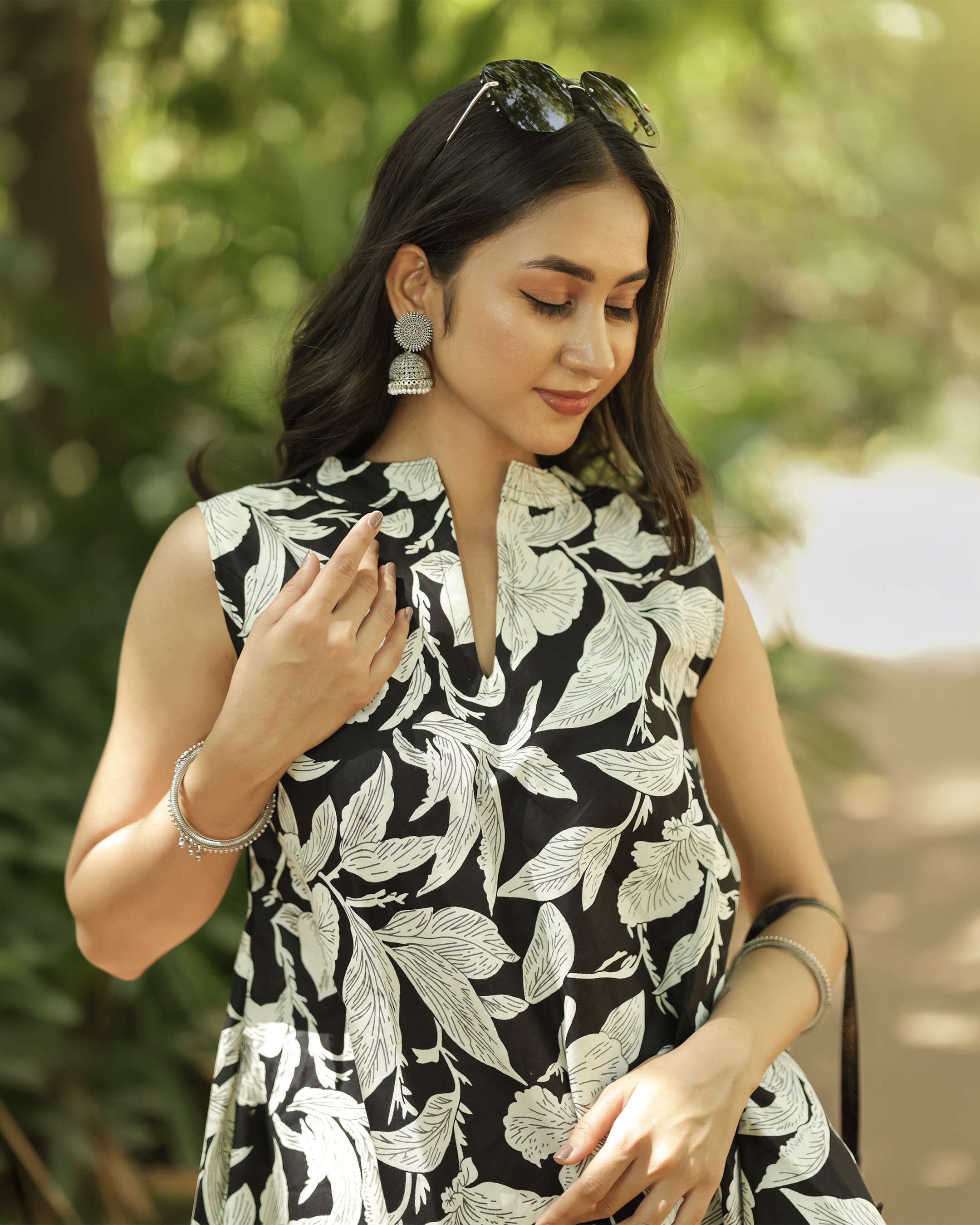 Black & White Floral Sleeveless A-Line Top thumbnail 3